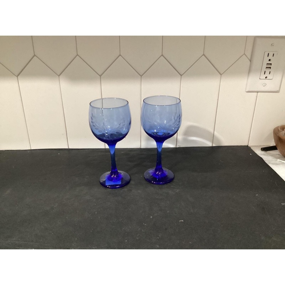 Greenbrier International Blue Floral Etched 10 oz Wine Glasses 7" Set Of 2